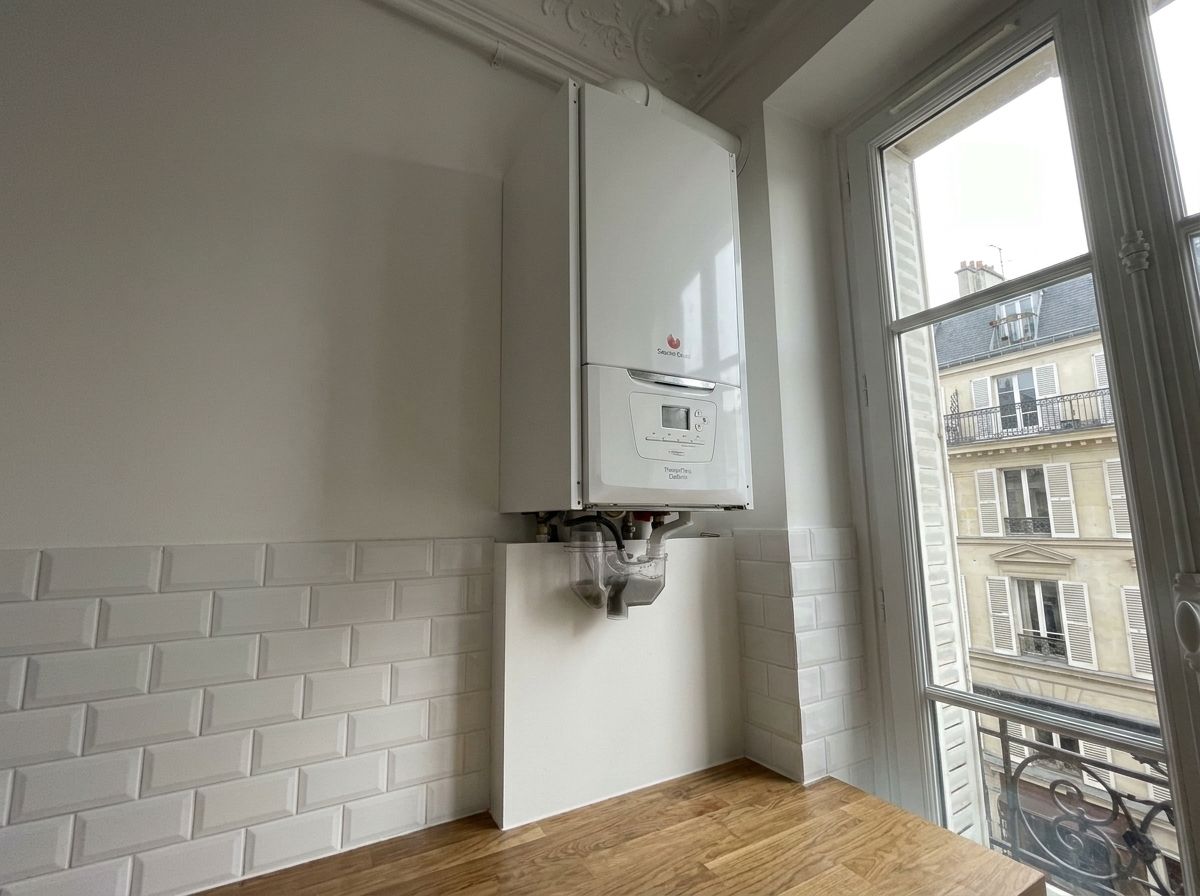 Après : chaudière Saunier Duval refermée, siphon de condensats neuf, cuisine sèche